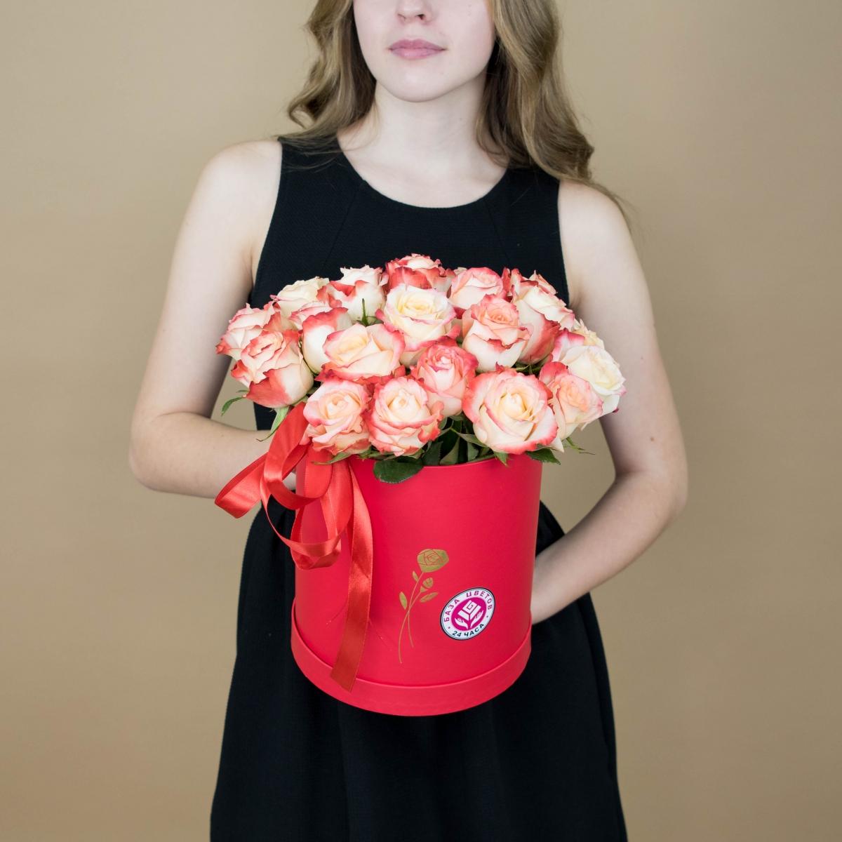 Розы красно-белые в шляпной коробке (articul  4342)
